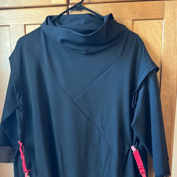 ArtPoint Black Dress, Medium with red clips and detachable sleeves - Picture 3 of 5